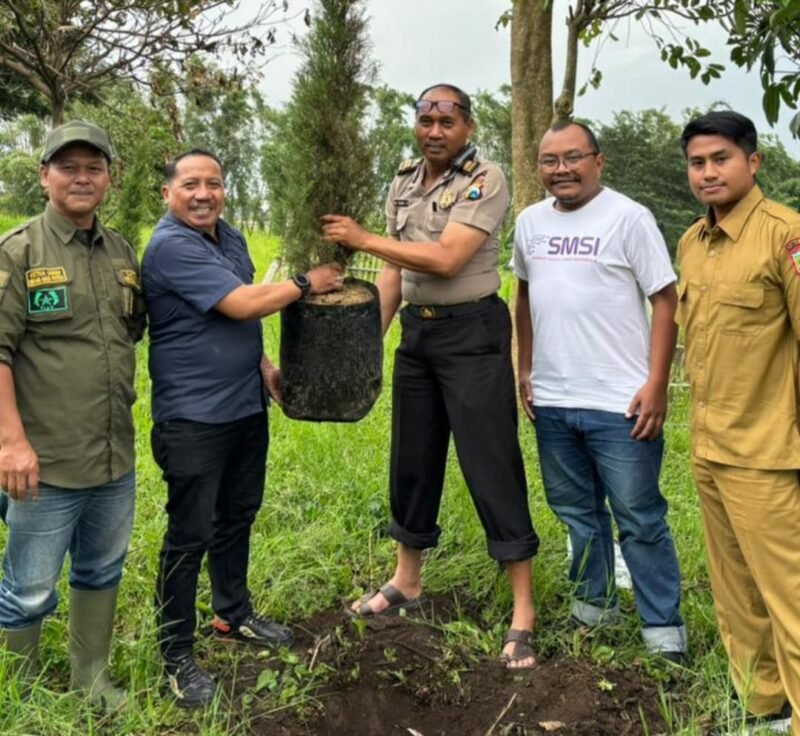 Foto ist: Ps.Kasi Humas Polres Batu, Ketua dan Sekretaris PPA-BIRR, Ketua SMSI Malang Raya dan Pemdes Oro Oro Ombo.