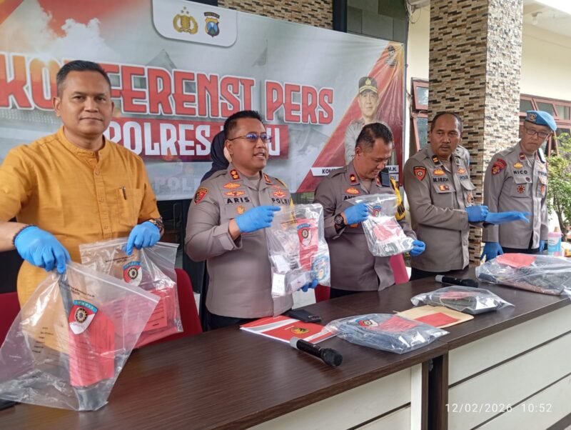 Foto ist: Kapolres Batu AKBP, Dr.Aris Purwanto,SH. S.I.K, MH, di dampingi Wakapolres Kompol Anton Widodo,SH.MH, beserta jajaran Laksanakan rilis Curat.