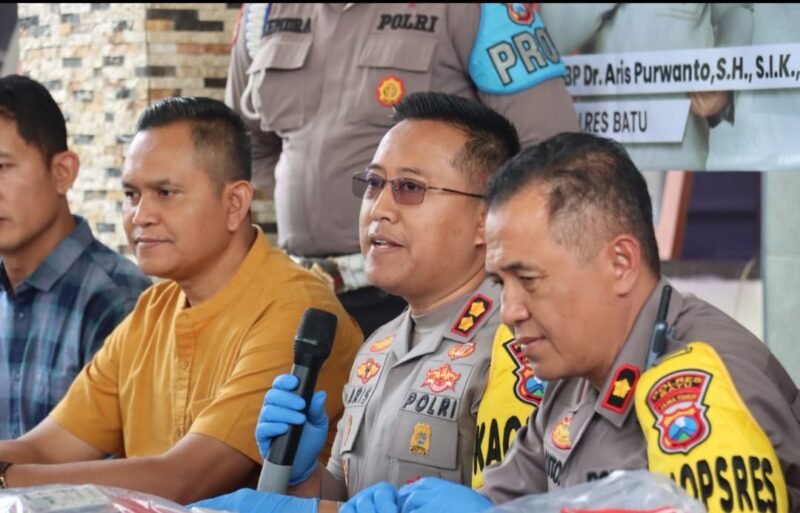 Foto ist: Kapolres Batu,AKBP Dr. Aris Purwanto,SH.S I.K,MH.Wakoplres Anton Widodo, Kasatreskrim.