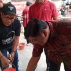 Foto ist: Ketua DPC PDIP Batu Saifudin Zuhri, Kamim Tohari dan Anggota DPR RI Andreas Eddy Sesetyo dan jajaran pengurus partai.