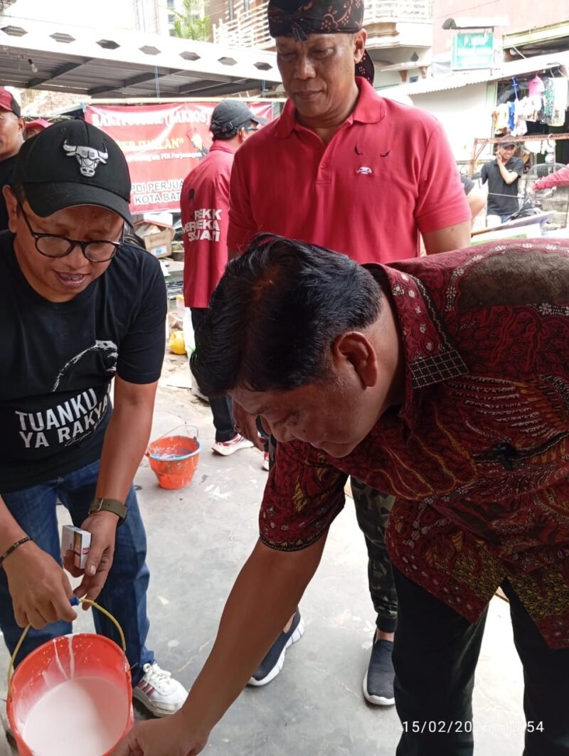 Foto ist: Ketua DPC PDIP Batu Saifudin Zuhri, Kamim Tohari dan Anggota DPR RI Andreas Eddy Sesetyo dan jajaran pengurus partai.