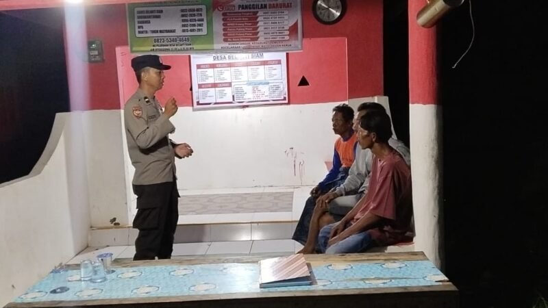 BHABINKAMTIBMAS POLSEK PANDIH BATU POLRES PULANG PISAU LAKUKAN PENGECEKAN POS KAMLING DI WILKUM POLSEK PANDIH BATU