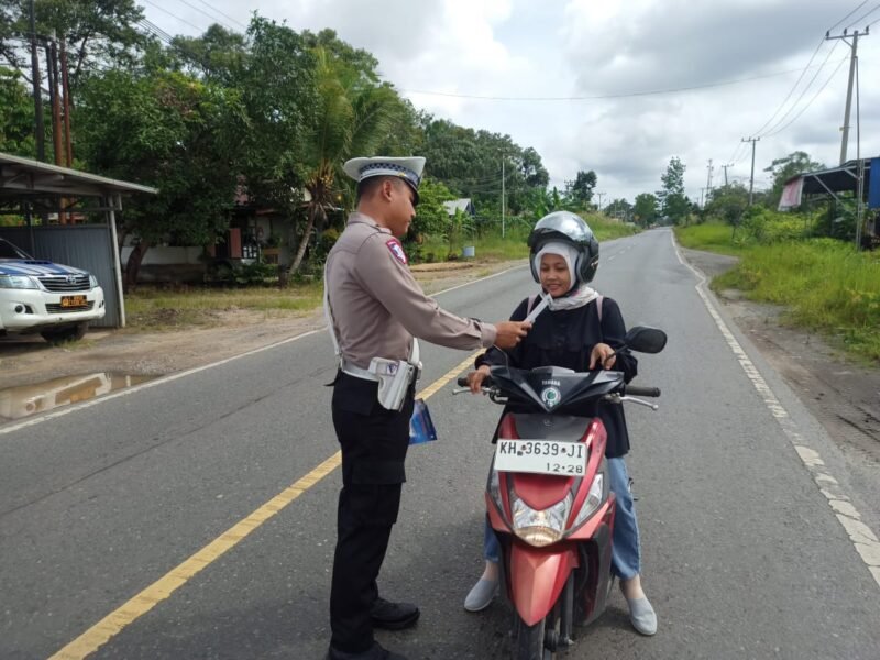 Satlantas Polres Pulang Pisau Gencarkan Edukasi Keselamatan Lewat Pembagian Brosur