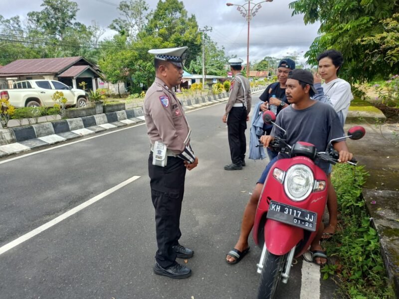 Satlantas Polres Pulang Pisau Tegur Pengendara Tak Berhelm, Kedepankan Edukasi Humanis