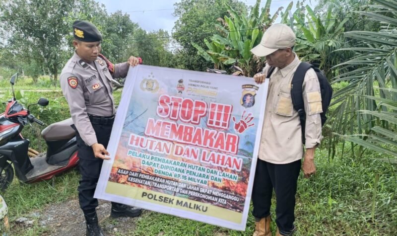 Personil Polsek Maliku melakukan Door to Door System, Menyampaikan Maklumat Kapolda Kalteng