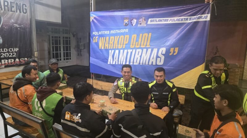 Satlantas Polresta Sidoarjo dan ojol Sahur RED BiB. Foto: Istimewa