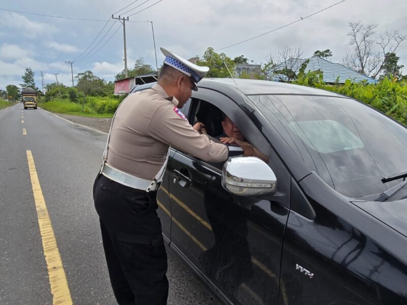 Anggota Satlantas Polres Pulang Pisau Memberi Teguran Kepada Pengemudi Yang Tidak Menggunakan Sabuk Pengaman dengan baik