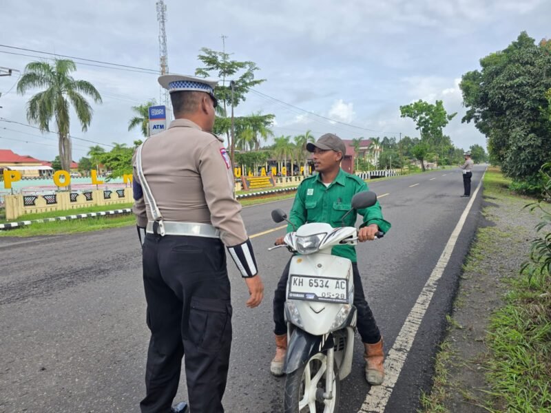 Satlantas Polres Pulang Pisau Berikan Teguran kepada Pengendara Motor yang Tidak Menggunakan Helm