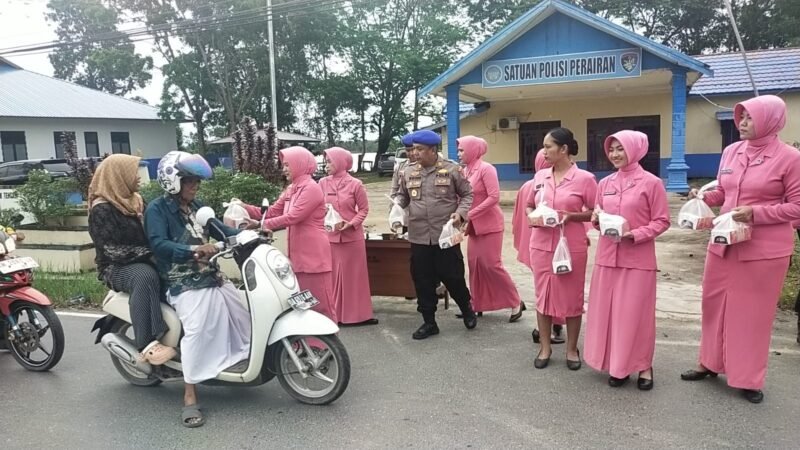 Ramadhan Berkah: Satpolairud Polres Pulpis Tebar Kebaikan Lewat Berbagi Takjil