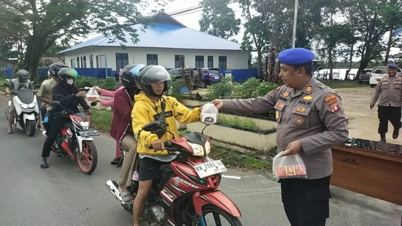 Bentuk Kepedulian Polri, Satpolairud Polres Pulang Pisau Bagikan Takjil Gratis ke Pengguna Jalan