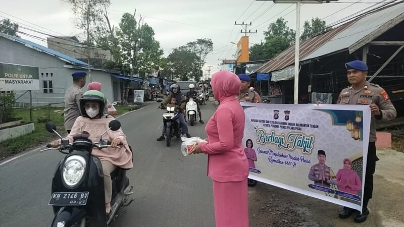 Polri Berbagi: Sat Polairud Polres Pulang Pisau Hadirkan Senyum Lewat Takjil Gratis