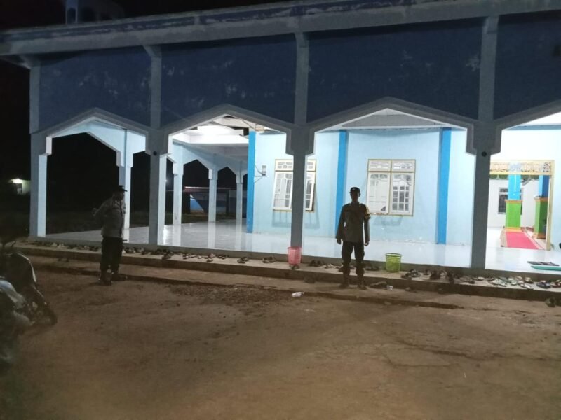 Beri Rasa Aman, Polsek Sebangau Kuala Pam Sholat Tarawih di masjid Al Mujahidin Desa Sebangau Permai.