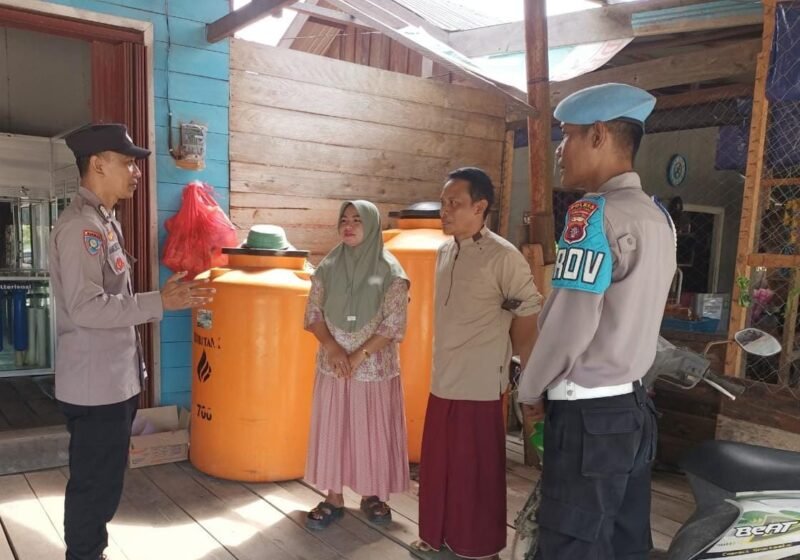 Sambangi masyarakat personil Polsek Sebangau Kuala berikan himbauan dan pesan kamtibmas