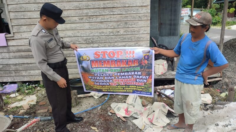Cegah Karhutla, Personil Sat Binmas Polres Pulang Pisau memberikan himbauan dilarang membakar hutan dan lahan secara sembarangan kepada masyarakat