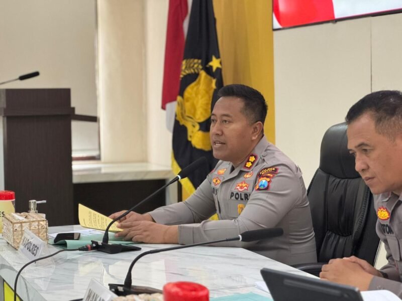 Foto ist : Kapolres Batu, AKBP Dr.Aris Purwanto, S.H. S.I.K., M.H. bersama Wakapolres Batu berikan arahan Anggotanya persiapan OPS Ketupat Semeru 2026.