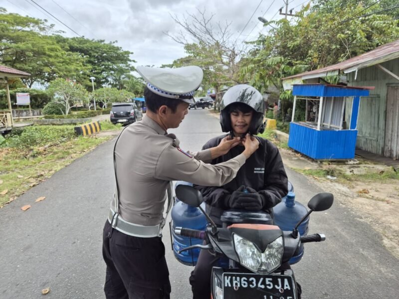 Satlantas Polres Pulang Pisau edukasi keselamatan Lalu Lintas klik helm saat berkendara