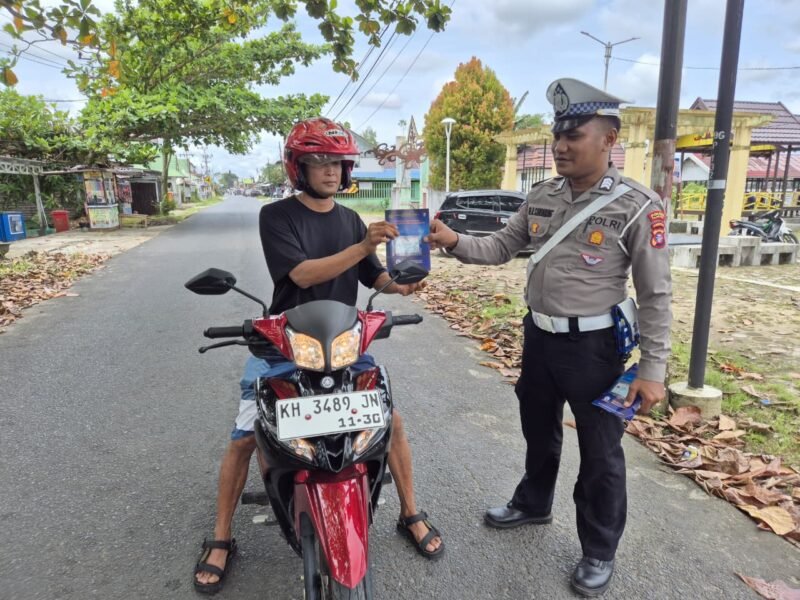 Satlantas Polres Pulang Pisau Bagikan Brosur Tertib Lalu Lintas