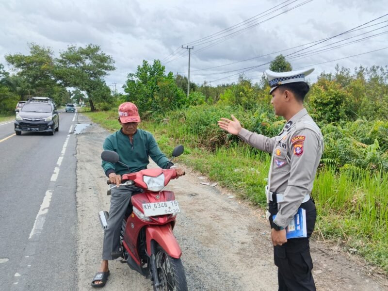 Petugas Temukan Pengendara Motor Tidak Pakai Helm, Kasat Lantas Polres Pulang Pisau : Helm Adalah Kewajiban, Melindungi Kepala dari Benturan