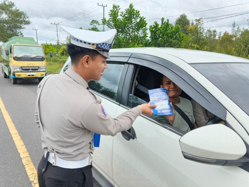Satlantas Polres Pulang Pisau Gencar Bagikan Brosur Keselamatan