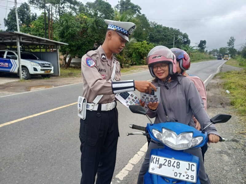 UNIT KAMSEL SATLANTAS POLRES PULANG PISAU BAGIKAN BROSUR KESELAMATAN, EDUKASI PENGGUNA JALAN DI JALAN NASIONAL