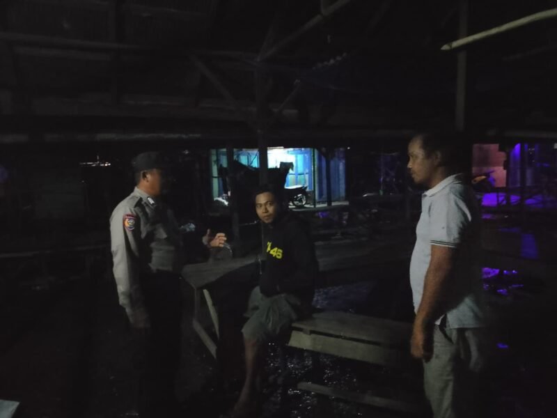 BHABINKAMTIBMAS POLSEK PANDIH BATU POLRES PULANG PISAU LAKUKAN PENGECEKAN POS KAMLING DI WILKUM POLSEK PANDIH BATU