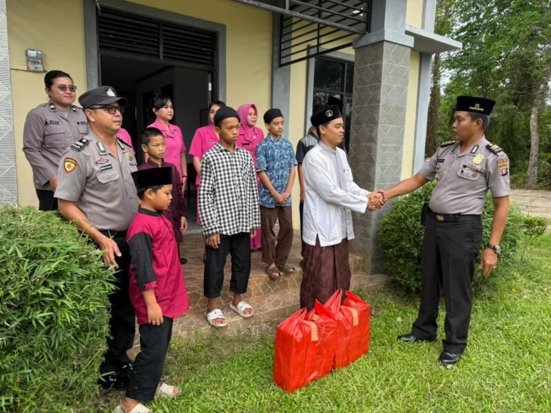 Tebar Berkah Ramadhan, Polres Pulpis Bagikan Takjil untuk Santri Ponpes Hidayatullah