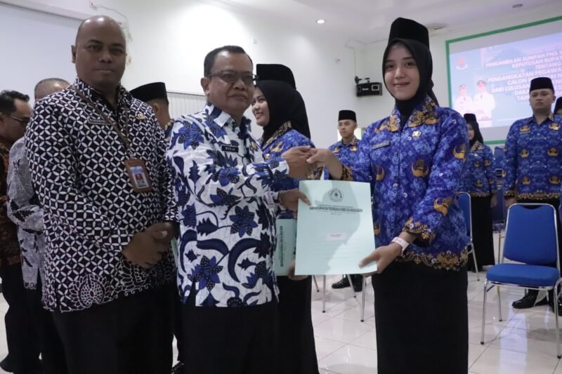 Pemkab Brebes Perkuat SDM Sektor Publik, 13 Lulusan STTD Terima SK CPNS dan PNS