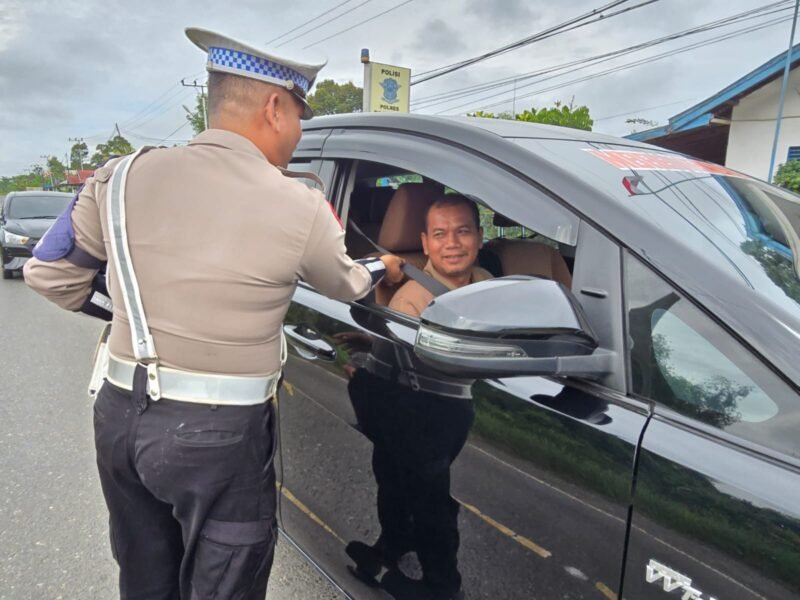 Satlantas Pulang Pisau Berikan Teguran Simpatik Kepada Pengemudi R4