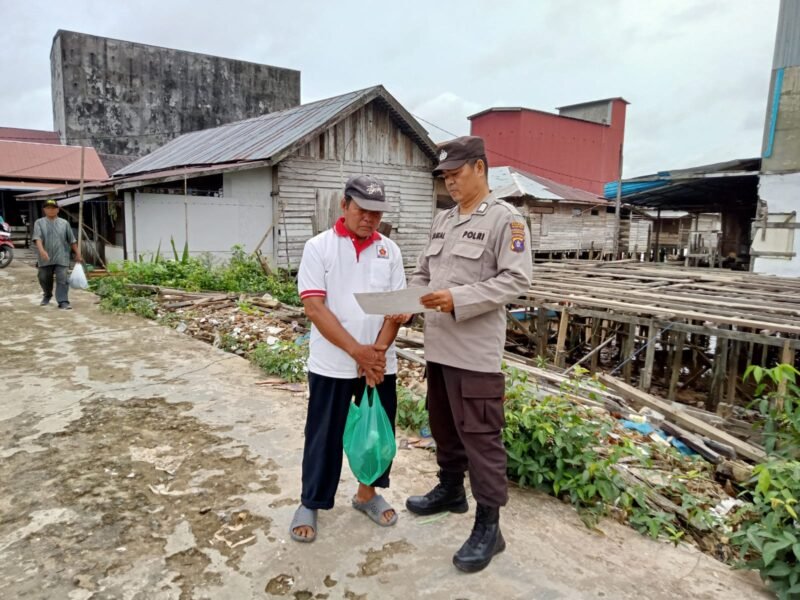Personel Polsek Kahayan Kuala mensosialisasikan layanan aduan Calcenter 110 guna meminimalisir angka kejahatan dan juga memudahkan masyarakat dalam penyampaian pengaduan