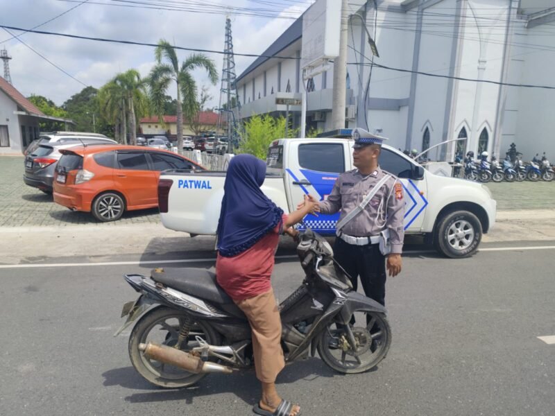 Satlantas Polres Pulang Pisau Tegur Pemotor tanpa Helm SNI