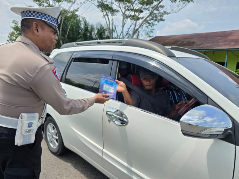 Pembagian Brosur Kamseltibcarlantas kepada Pengguna Jalan