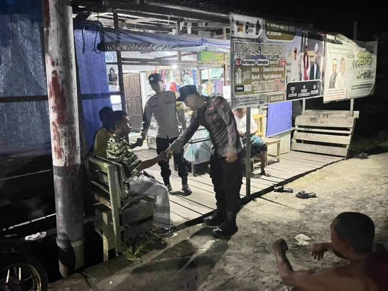 Bhabinkamtibmas sambang Kamtibmas dengan masyarakat memberikan himbauan kamtibmas