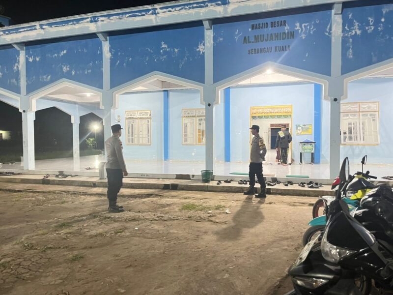 Beri Rasa Aman, Polsek Sebangau Kuala Pam Sholat Tarawih di masjid Al Mujahidin Desa Sebangau Permai