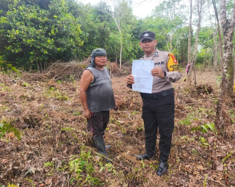 Cegah Karhutla, Personil Sat Binmas Polres Pulang Pisau memberikan himbauan dilarang membakar hutan dan lahan secara sembarangan kepada masyarakat