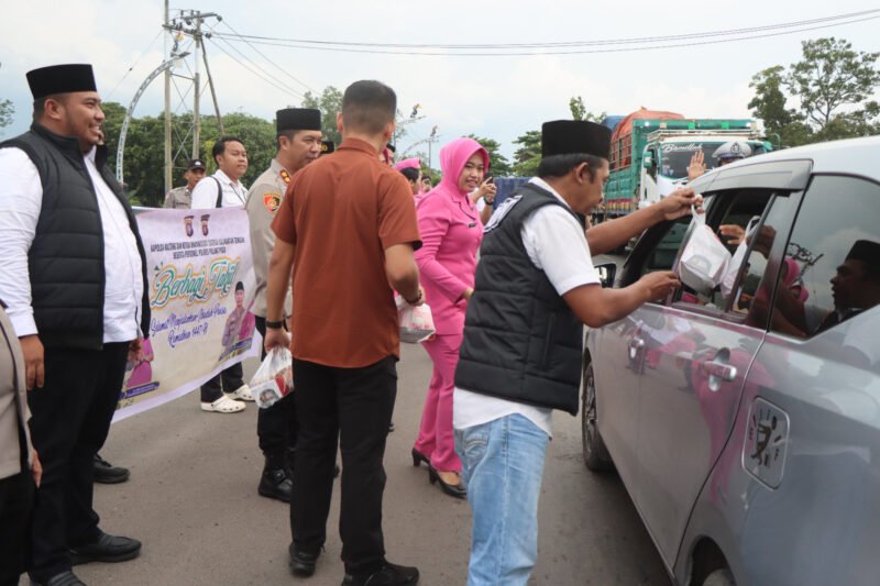 Pererat Silaturahmi di Bulan Suci, Kapolres Pulang Pisau Pimpin Aksi Sosial Berbagi Takjil