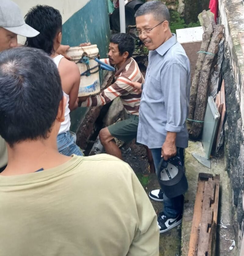 Foto ist : Kanan Ir Punjul Santoso Selaku tokoh masyarakat Jl.Diran Gg.3 dan Menjabat Wakil DPRD Batu, meninjau terjadi Tanah Ambles di kampungnya.
