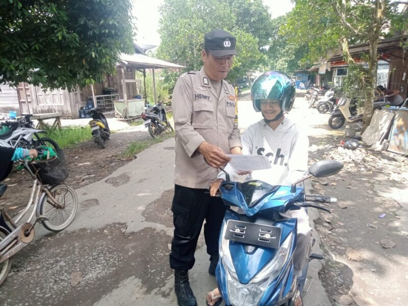 Personel Satbinmas Polres Pulang Pisau Tingkatkan Sosialisasi Layanan Call Center 110 dan Aplikasi Pengaduan