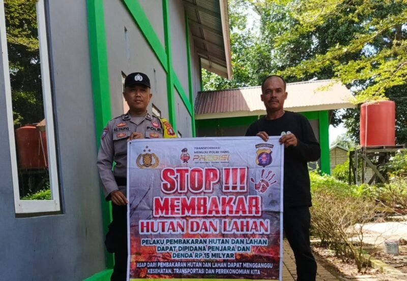 Cegah Karhutla, Personil Sat Binmas Polres Pulang Pisau memberikan himbauan dilarang membakar hutan dan lahan secara sembarangan kepada masyarakat