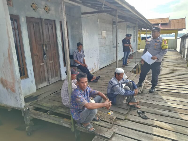 Personel Polsek Kahayan Kuala mensosialisasikan layanan aduan Calcenter 110 guna meminimalisir angka kejahatan dan juga memudahkan masyarakat dalam penyampaian pengaduan