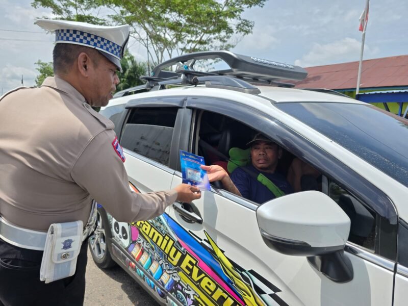 Pembagian Brosur Kamseltibcarlantas kepada Pengguna Jalan