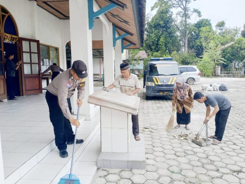 Perkuat Hubungan dengan Masyarakat, Kapolsek Banama Tingang Pimpin Langsung Aksi Bersih Masjid