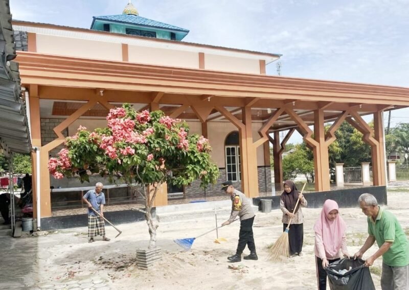 Implementasi Indonesia ASRI, Jajaran Polsek Banama Tingang Kompak Bersih-Bersih Masjid