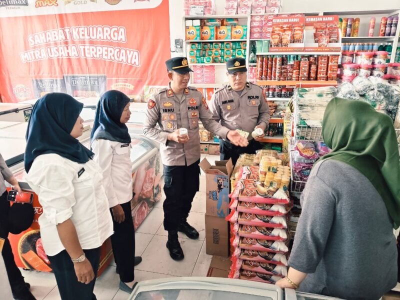 Jamin Keamanan Pangan Jelang Lebaran, Polsek Kahayan Hilir Sidak Barang Kadaluwarsa