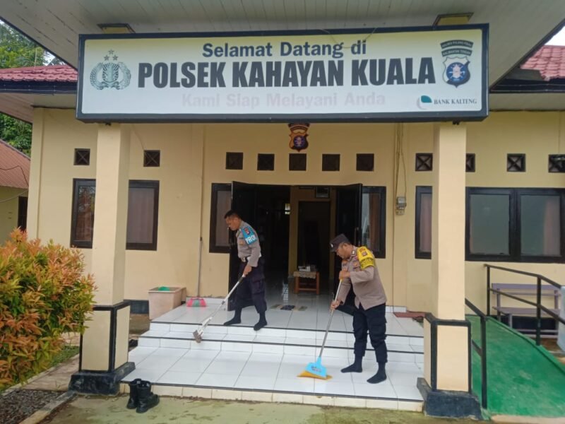 Polsek Kahayan Kuala melaksanakan giat Korve lingkungan terkait program Gerakan ASRI (Aman, Sehat, Resik dan Indah)
