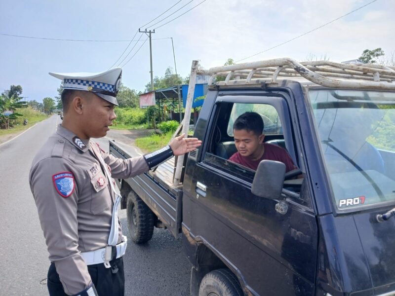 Anggota Satlantas Polres Pulang Pisau Memberi Teguran Kepada Pengemudi Yang Tidak Menggunakan Sabuk Pengaman dengan baik