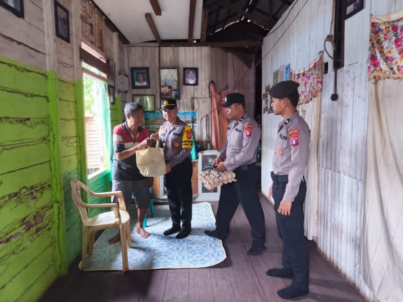 Tebar Kepedulian, Polsek Banama Tingang Salurkan Bantuan Sosial kepada Warga