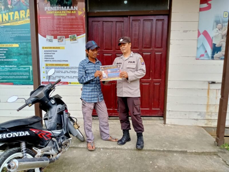 Personel Polsek Kahayan Kuala mensosialisasikan layanan aduan Calcenter 110 guna meminimalisir angka kejahatan dan juga memudahkan masyarakat dalam penyampaian pengaduan