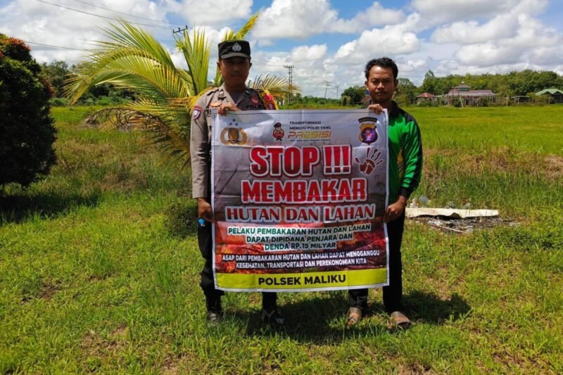 Personil Polsek Maliku melakukan Door to Door System, Menyampaikan Maklumat Kapolda Kalteng