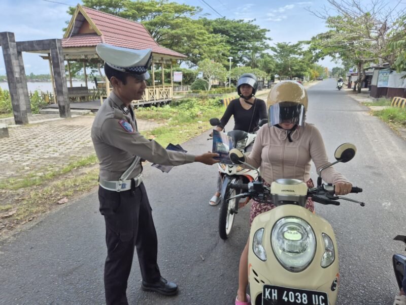 Sat Lantas Pulang Pisau Bagikan Brosur Keselamatan kepada Pengendara