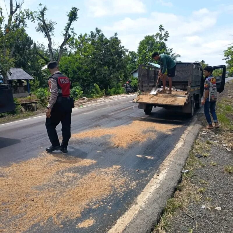 Waspada Jalan Licin! Polsek Jabiren Raya Tebar Pasir Atasi Tumpahan Solar di Lintas Trans Kalimantan
